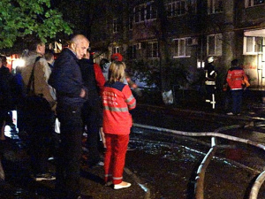 При пожаре в центре Мариуполе погибла пенсионерка, ее муж попал в больницу (ФОТО)