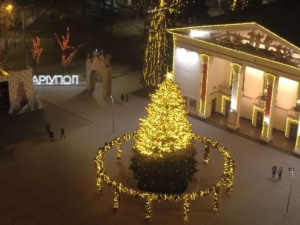 Мариупольцам показали, как зажигали огни на главной елке города. Эксклюзивное видео с квадрокоптера