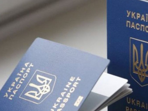 Подростки-переселенцы из Донбасса получают украинский паспорт с «сюрпризом»