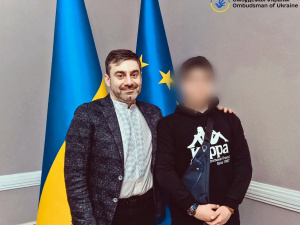 В Україну повернули хлопця з-під Маріуполя, якого незаконно всиновили в росії