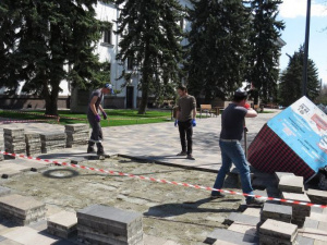 В Мариуполе заново укладывают просевшие тротуары Театрального сквера (ФОТОФАКТ)