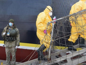 Мариуполь защищают от коронавируса, измеряя температуру прибывшим в порт морякам (ФОТО)