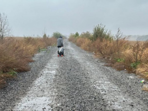 Ночівля в полі та платні черги: з чим стикаються мешканці Донбасу під час евакуації через КПП на кордоні з РФ