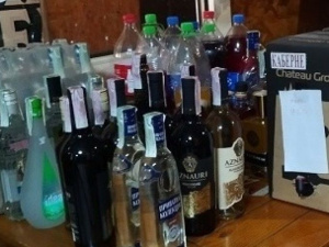В Мариуполе полиция изъяла более 5 тысяч бутылок суррогатного алкоголя (ФОТО)