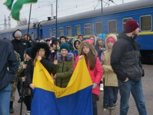 «Поезд единения»: украинская молодежь поздравила мариупольцев с наступающими праздниками (ФОТО)