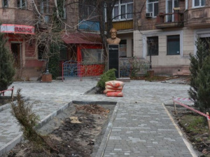 В центре Мариуполя ремонтируют дорожки к памятникам Шевченко и Короленко (ФОТОФАКТ)