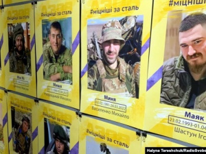 У Львов відкрилась фотовиставка "Міцніші за сталь", присвячена загиблим захисникам Маріуполя