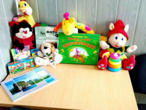 Полицию Мариуполя обеспечили мягкими игрушками, книжками – раскрасками и сказками (ФОТО)