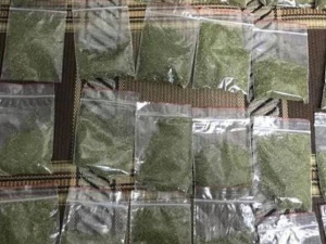 В Мариуполе 48-летняя женщина хранила дома десятки свертков с наркотиком