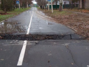 В Мариуполе проваливается дорога (ФОТО)