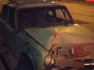 В Мариуполе водитель врезался в столб и бросил автомобиль