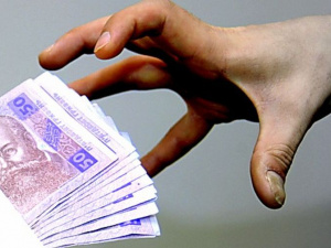 В Донецкой области чиновники взимали с переселенцев «дань» до 10 500 грн