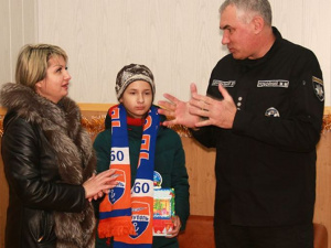 В День святого Николая дочь погибшего мариупольского полицейского получила подарок (ФОТО)