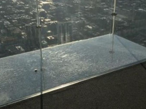 В США треснул стеклянный пол на высоте в 442 метра (ВИДЕО)