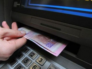 Мариуполец, обслуживая банкоматы, «снимал» деньги клиентов