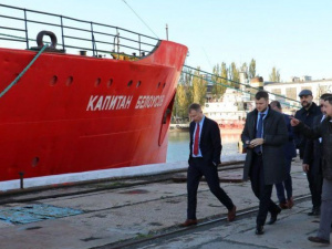 В Мариуполе министр инфраструктуры посетил единственный в Украине ледокол (ФОТО)