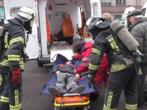 В Мариуполе пожарные и «скорая помощь» эвакуируют «пострадавших» из СК «Ильичевец»