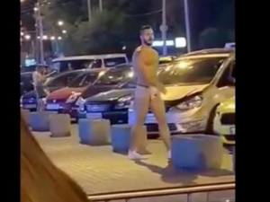Мужчина в одних стрингах станцевал посреди Киева (ВИДЕО)