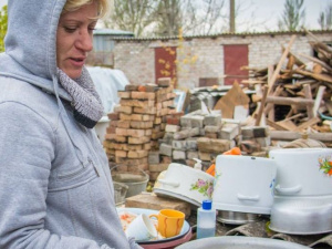Красный Крест продолжает восстанавливать обстрелянные под Мариуполем дома (ФОТО)