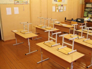 В Мариуполе 70 первых классов в сентябре будут учиться со старой мебелью