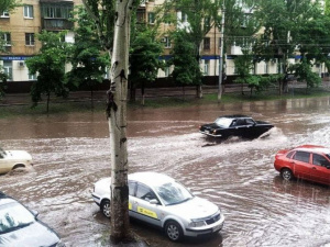 В Мариуполе ливень затопил дороги