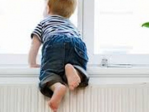 В Мариуполе трехлетний малыш выпал из окна