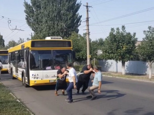 Вместо гирь - автобусы: в Мариуполе стронгмены серьезно готовятся к соревнованиям (ВИДЕО)