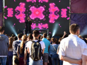Крупнейший музыкальный фестиваль в Мариуполе проходит без происшествий (ФОТО+ВИДЕО)
