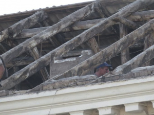 В центре Мариуполя сталинка пережила ливень, оставшись без крыши? (ФОТО)