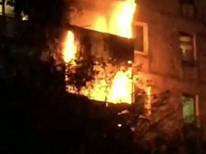 На седьмом этаже мариупольского дома пожар охватил балкон, есть пострадавший (ФОТО)