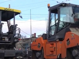 На оживленном перекрестке в Мариуполе укладывают асфальт. Какие дороги отремонтируют до конца года?