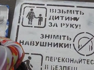 Мариупольцы помогают патрульным рисовать предупреждения для пешеходов (ФОТО+ВИДЕО)