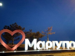 Красное сердце и огромные буквы: в Мариуполе появилась новая локация для селфи (ФОТОФАКТ)