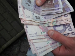 Работник РЭС в Бахмуте вымогал у местного жителя взятку, угрожая штрафом в 15 тысяч гривен