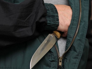 Разбойник-рецидивист в Мариуполе несколько раз ударил прохожего ножом в грудь