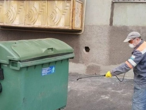 Ежедневно в Мариуполе дезинфицируют до двух тысяч мусорных контейнеров
