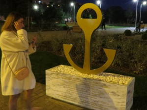 Мариупольцы принялись разорять символ города на Греческой площади (ФОТОФАКТ)