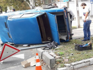 В Мариуполе в результате ДТП перевернулось авто: водитель исчез (ФОТО)