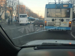 В Мариуполе ДТП с участием маршрутки спровоцировало пробку. Есть пострадавшие (ФОТО+ВИДЕО)