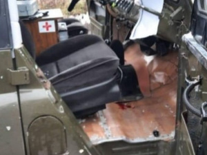 На Донбассе боевики ранили мирного жителя за рулем