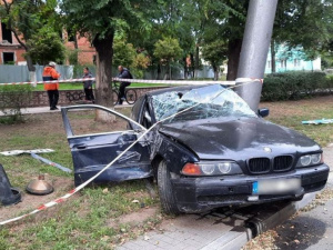 Водитель «BMW» с иностранным номером снес светофор и дорожные знаки в центре Мариуполя (ДОПОЛНЕНО)