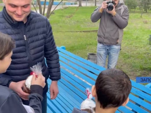 Беженцев из Мариуполя поздравили с грядущей Пасхой в Запорожье