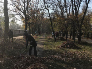 Тысячи мариупольцев вышли на улицы города (ФОТО)