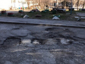 Родители на автомобилях разбили в Мариуполе дорогу возле школы