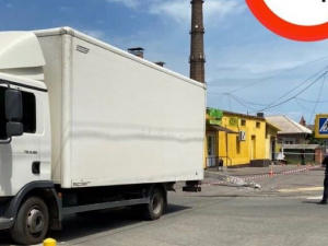 В Мариуполе водитель грузовика въехал в электроопору