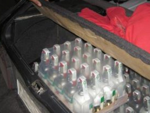 Россиянин пытался пересечь границу с 230 бутылками водки и коньяка