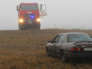 В Донецкой области густой туман привел водителя на дно глубокого кювета (ФОТО)