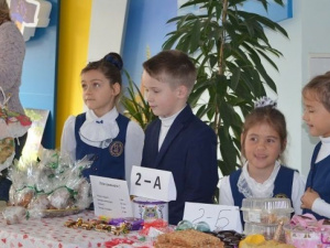 Мариупольские школьники организовали благотворительную ярмарку (ФОТО)
