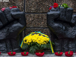 Во всех районах Мариуполя почтили память героев Второй мировой воины (ФОТО)