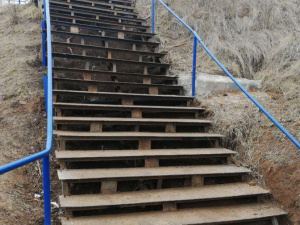 Популярный спуск к морю в Мариуполе привели в порядок к Новому году (ФОТОФАКТ)